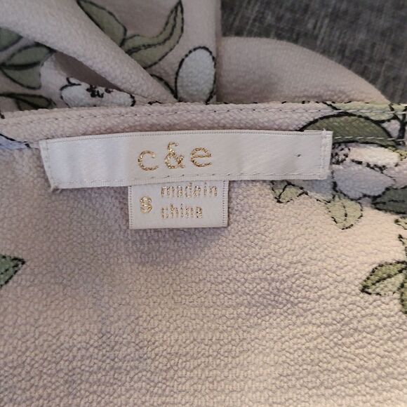 C&E  tan floral  with birds flutter sleeve  cold shoulder blouse  Sz S - Picture 4 of 4